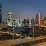Canal Luxe Burj 1Br Sleeps 4 With Pool And Gym