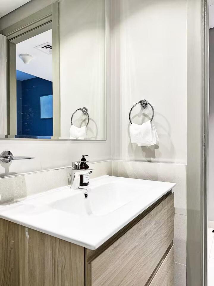 Canal Luxe Burj 1br Sleeps 4 With Pool And Gym
