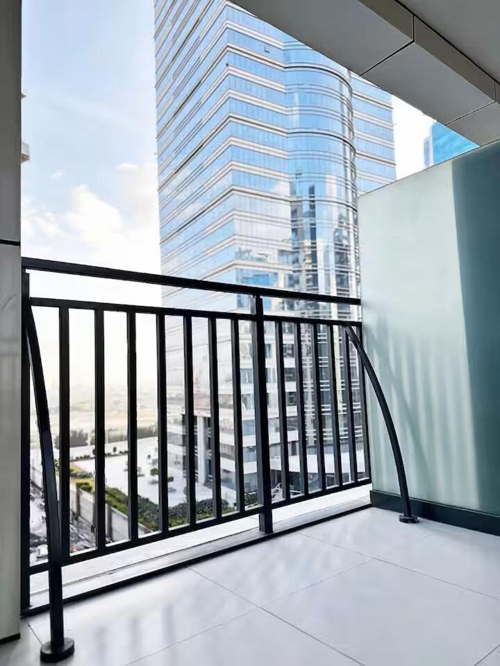 Canal Luxe Burj 1br Sleeps 4 With Pool And Gym * Dubai