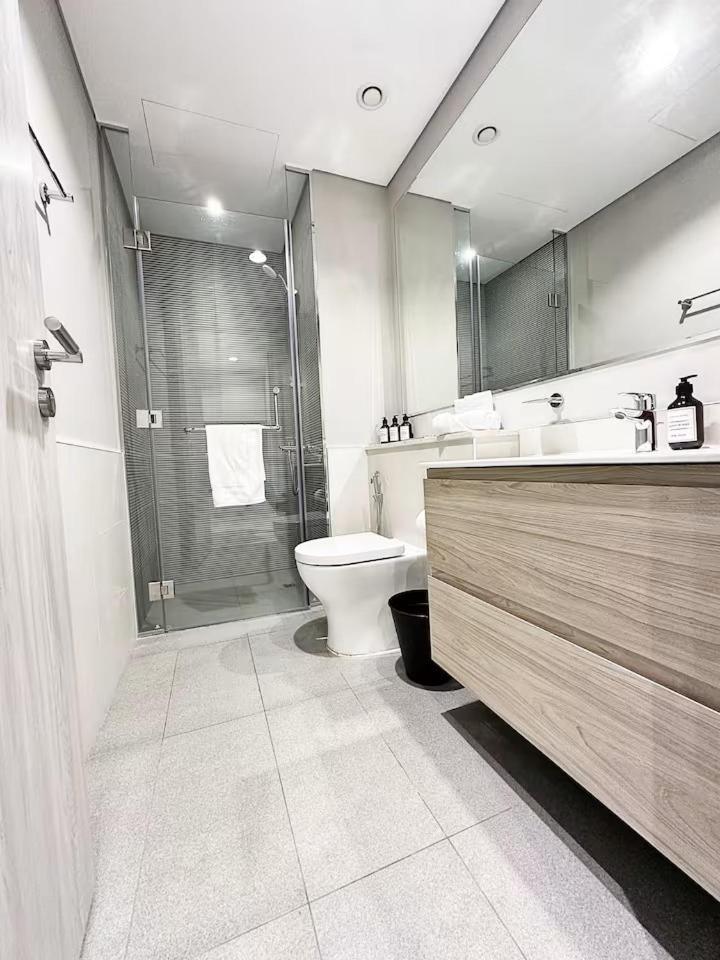 Canal Luxe Burj 1br Sleeps 4 With Pool And Gym Apartment *