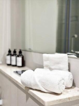Apartment Canal Luxe Burj 1br Sleeps 4 With Pool And Gym Dubai