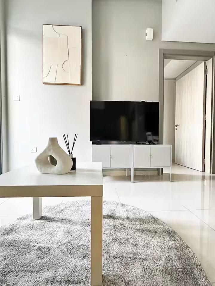 Canal Luxe Burj 1br Sleeps 4 With Pool And Gym * Dubai