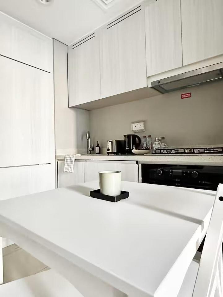 Canal Luxe Burj 1br Sleeps 4 With Pool And Gym Dubai