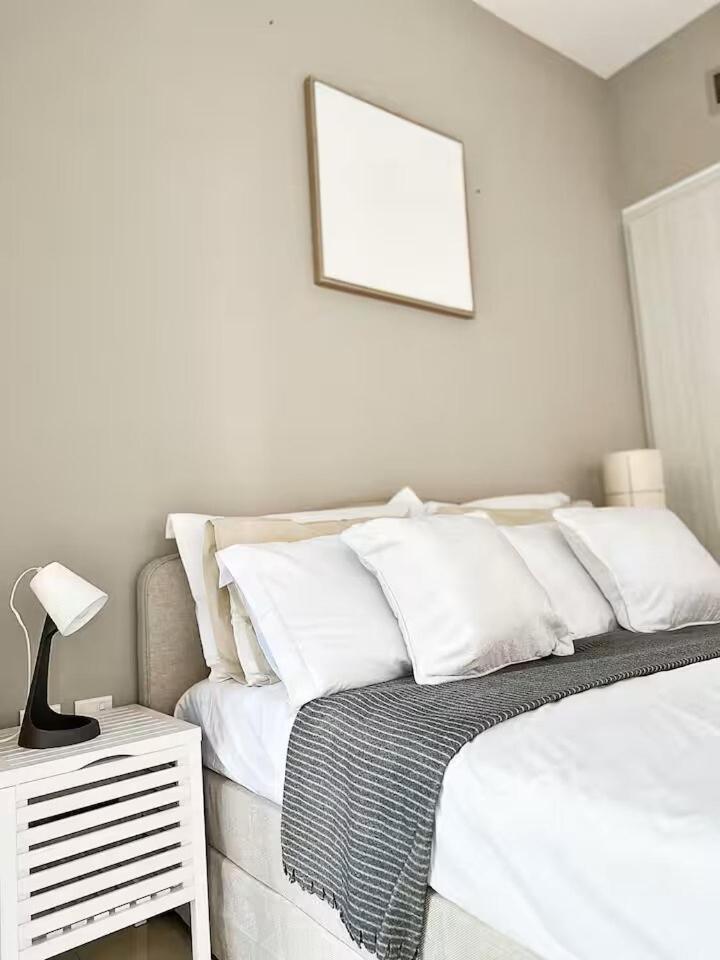 Canal Luxe Burj 1br Sleeps 4 With Pool And Gym *