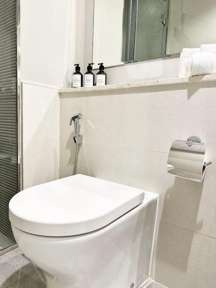 Apartment Canal Luxe Burj 1br Sleeps 4 With Pool And Gym Dubai