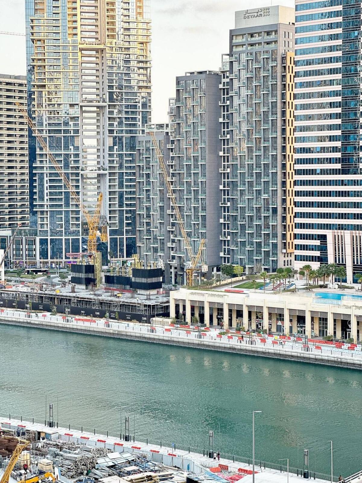 Canal Luxe Burj 1br Sleeps 4 With Pool And Gym * Dubai